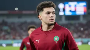 Zarabia grosze przy gwiazdach. Strasbourg musi ratować sytuację swojego odkrycia