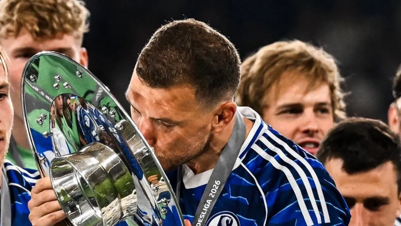 Zaskakująca decyzja Edina Dzeko. Napastnik zostaje w Bundeslidze na dłużej