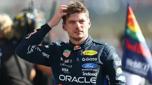 Zaskakujące wieści o kontrakcie Hamiltona. Max Verstappen wykorzystuje sytuację?