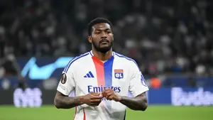 Zaskakujący powrót do Premier League? Anglik może opuścić Lyon przez jednego człowieka