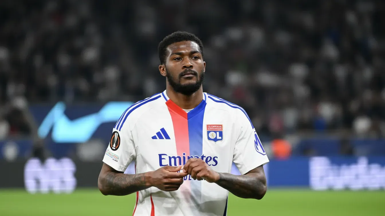 Zaskakujący powrót do Premier League? Anglik może opuścić Lyon przez jednego człowieka