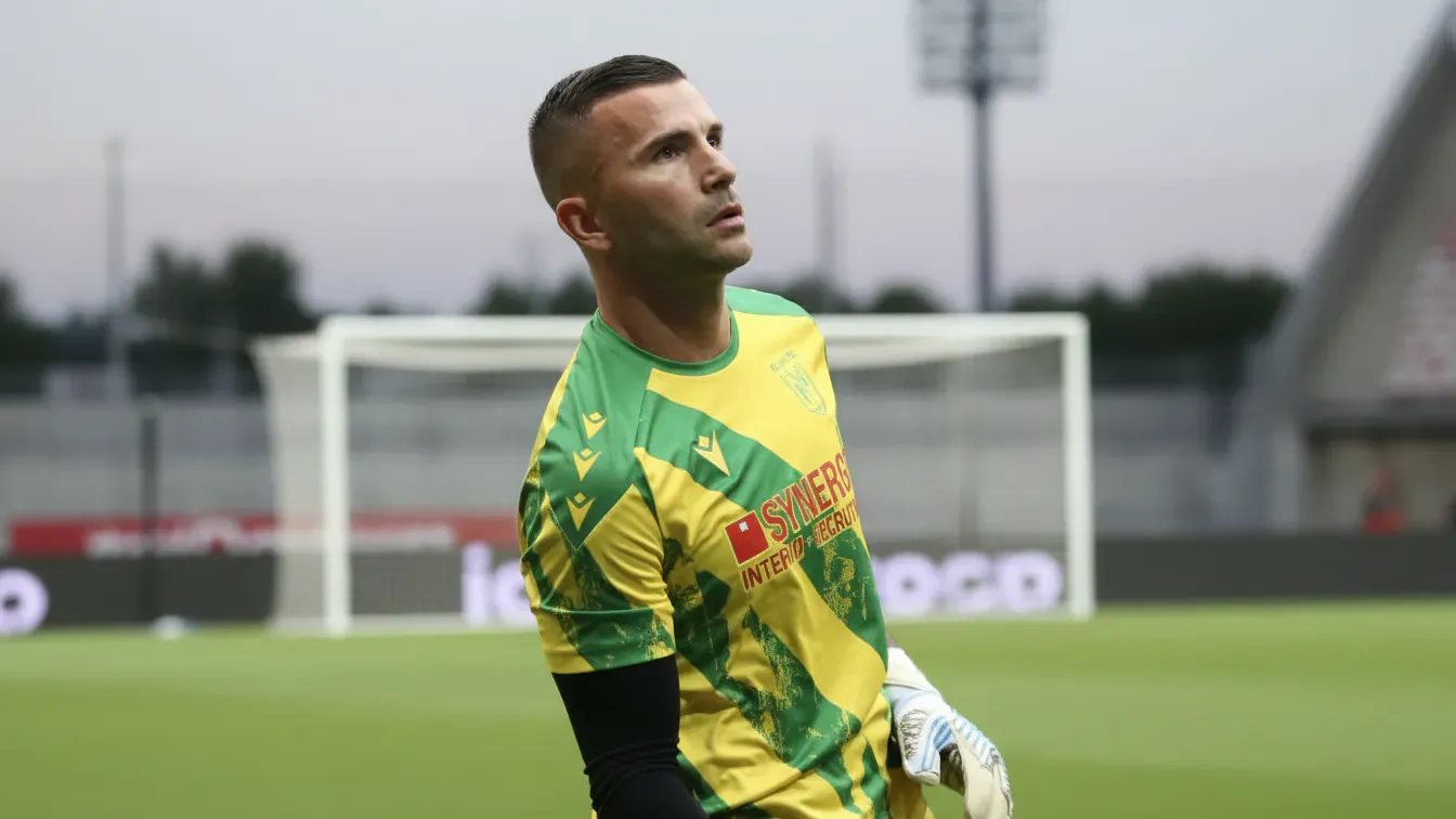 Zaskakujący ruch w Ligue 1. Doświadczony bramkarz podpisał kontrakt z nowym klubem