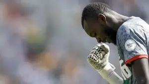 Zaskakujący zwrot w sprawie bramkarza Lens. Dwa kluby walczą o podpis gwiazdy Ligue 1