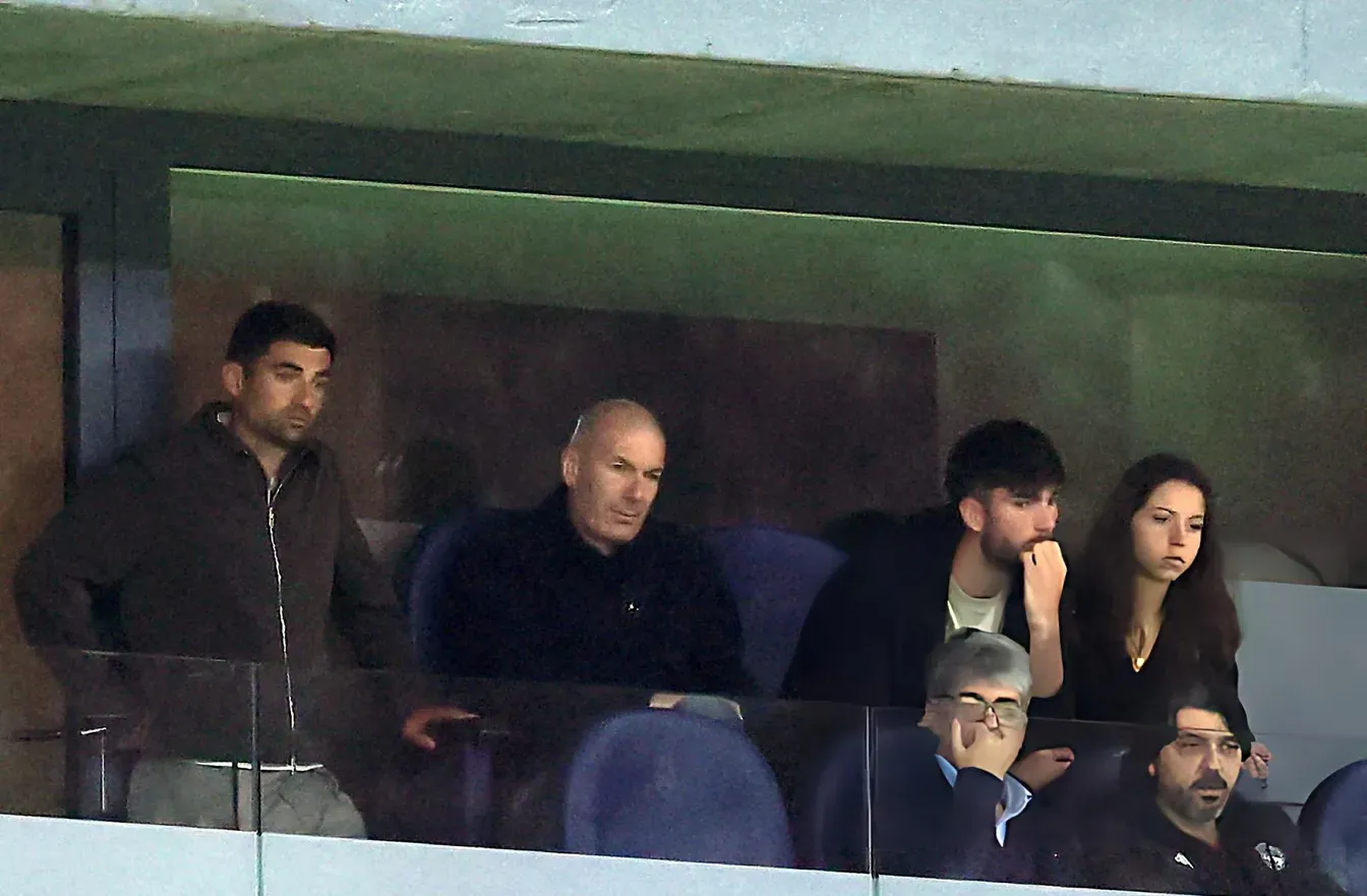 Zinedine Zidane na trybunach Bernabeu. Wiadomo, jaką funkcję ma objąć wkrótce legendarny Francuz