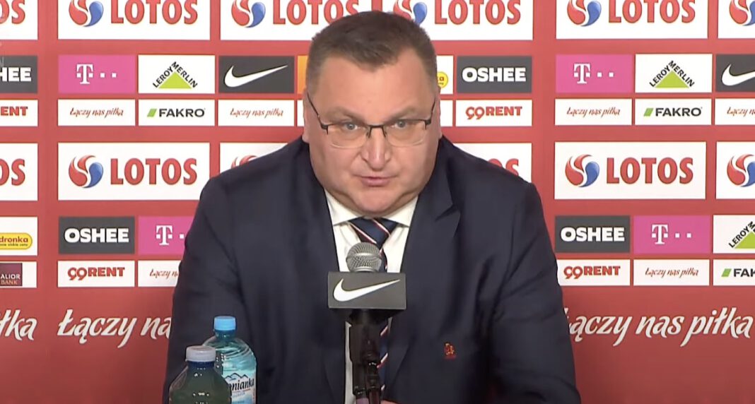 Burza na konferencji. Michniewicz w ogniu trudnych pytań. Poszło o "Fryjzera"!