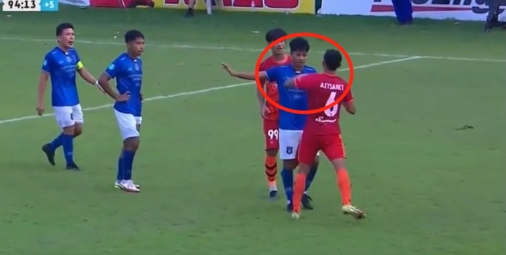 Bandycki faul tajskiego piłkarza. Natychmiast zwolniony z klubu! [VIDEO]