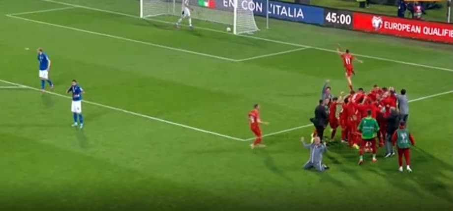Włochy - Macedonia (skrót meczu). Ten gol pozbawił mistrzów Europy marzeń!