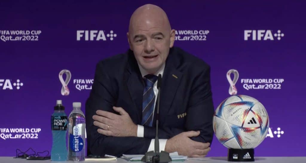 FIFA znów ulega Katarczykom. Będą kartki za tęczowe opaski!