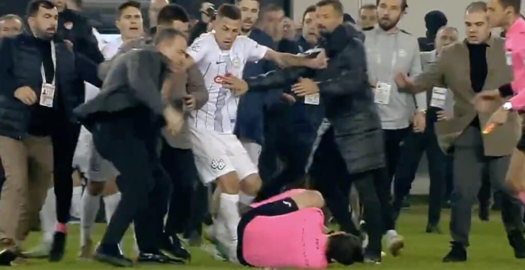 Prezes Ankaragucu uderzył sędziego po meczu! [WIDEO]
