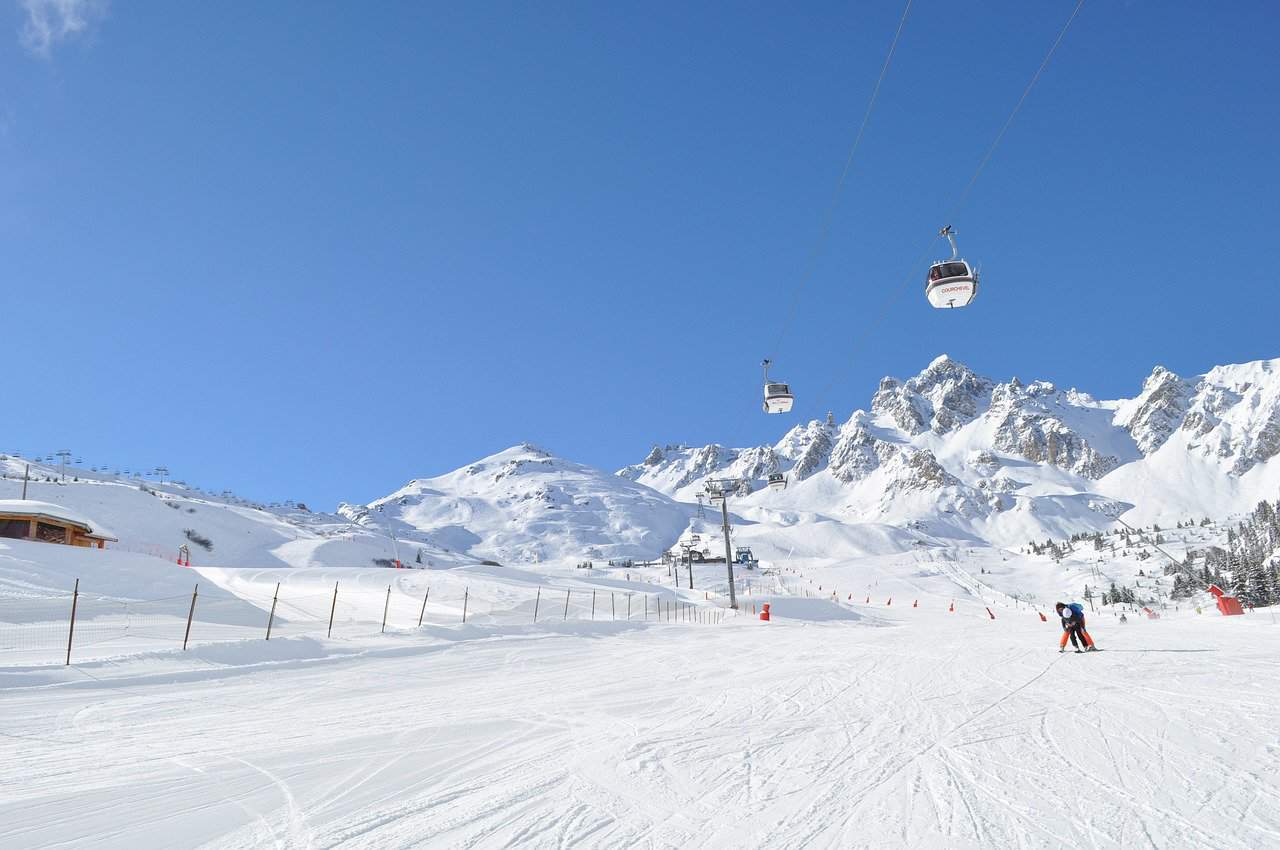 Sporty zimowe: Plan transmisji na 14-17 grudnia 2023! (Skoki, snowboard, narciarstwo alpejskie)