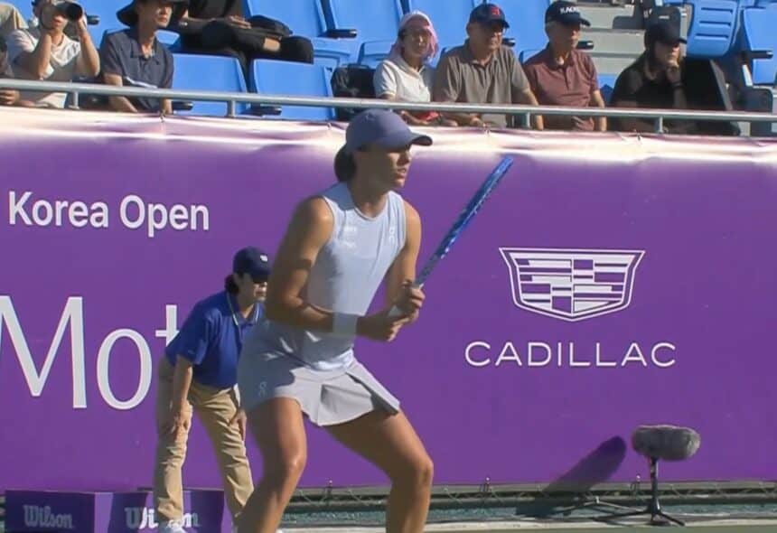 Korea Open 2025: Zapowiedź finału Iga Świątek – Jekaterina Aleksandrowa! Kiedy i o której godzinie, kto faworytem? Typy bukmacherskie i analiza! (Fot.: WTA via YouTube / BB)